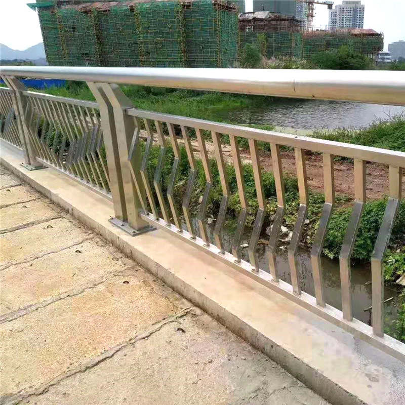 
                不锈钢护栏
